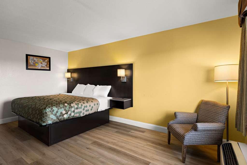 Econo Lodge White Pine Morristown I-81 & I-40 Split Room photo
