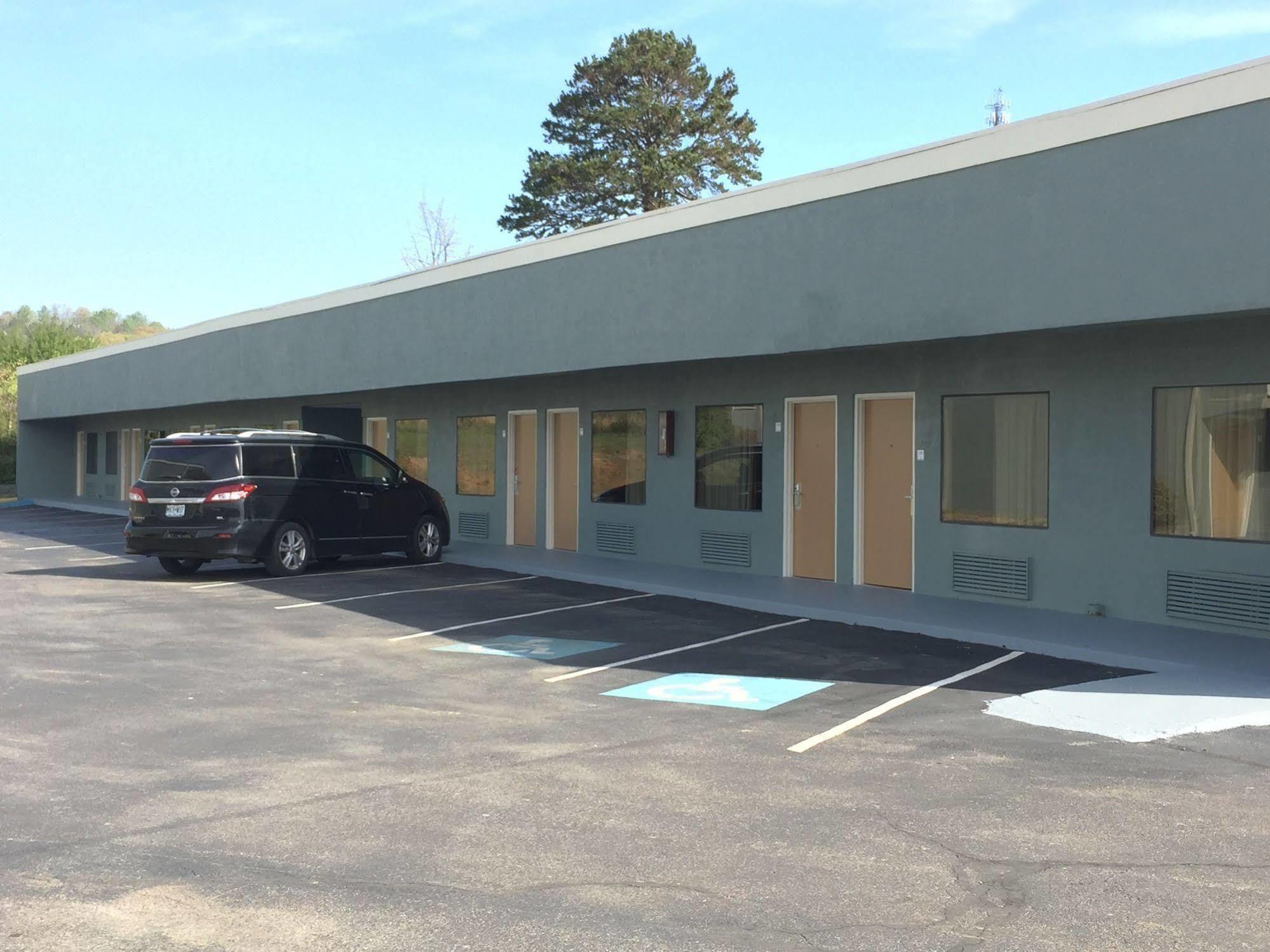 Econo Lodge White Pine Morristown I-81 & I-40 Split Exterior photo